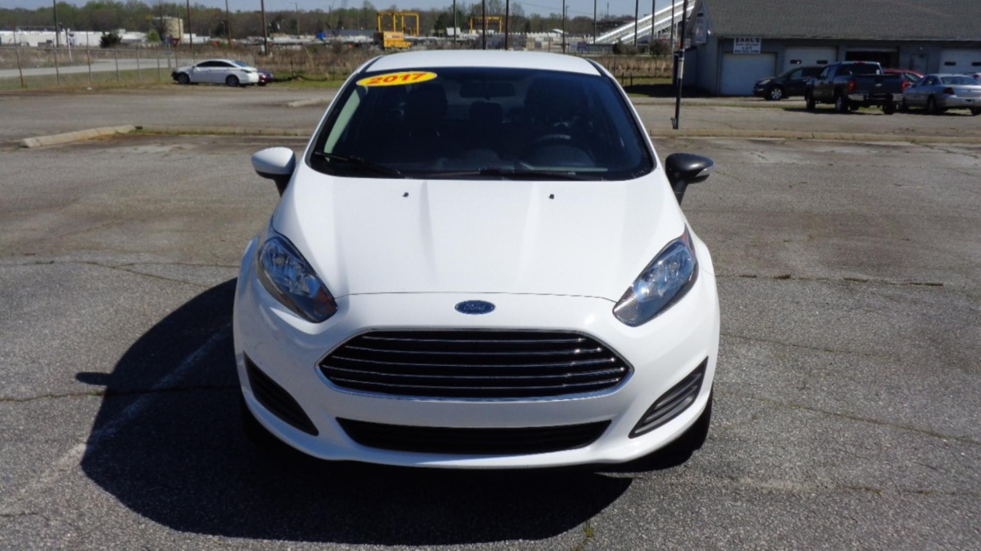 2017 WHITE /TAN Ford Fiesta SE Sedan (3FADP4BJ1HM) with an 1.6L L4 DOHC 16V engine, AUTOMATIC transmission, located at 2812 White Horse Road, Greenville, SC, 29611, (864) 269-1711, 34.808655, -82.434776 - Photo#1