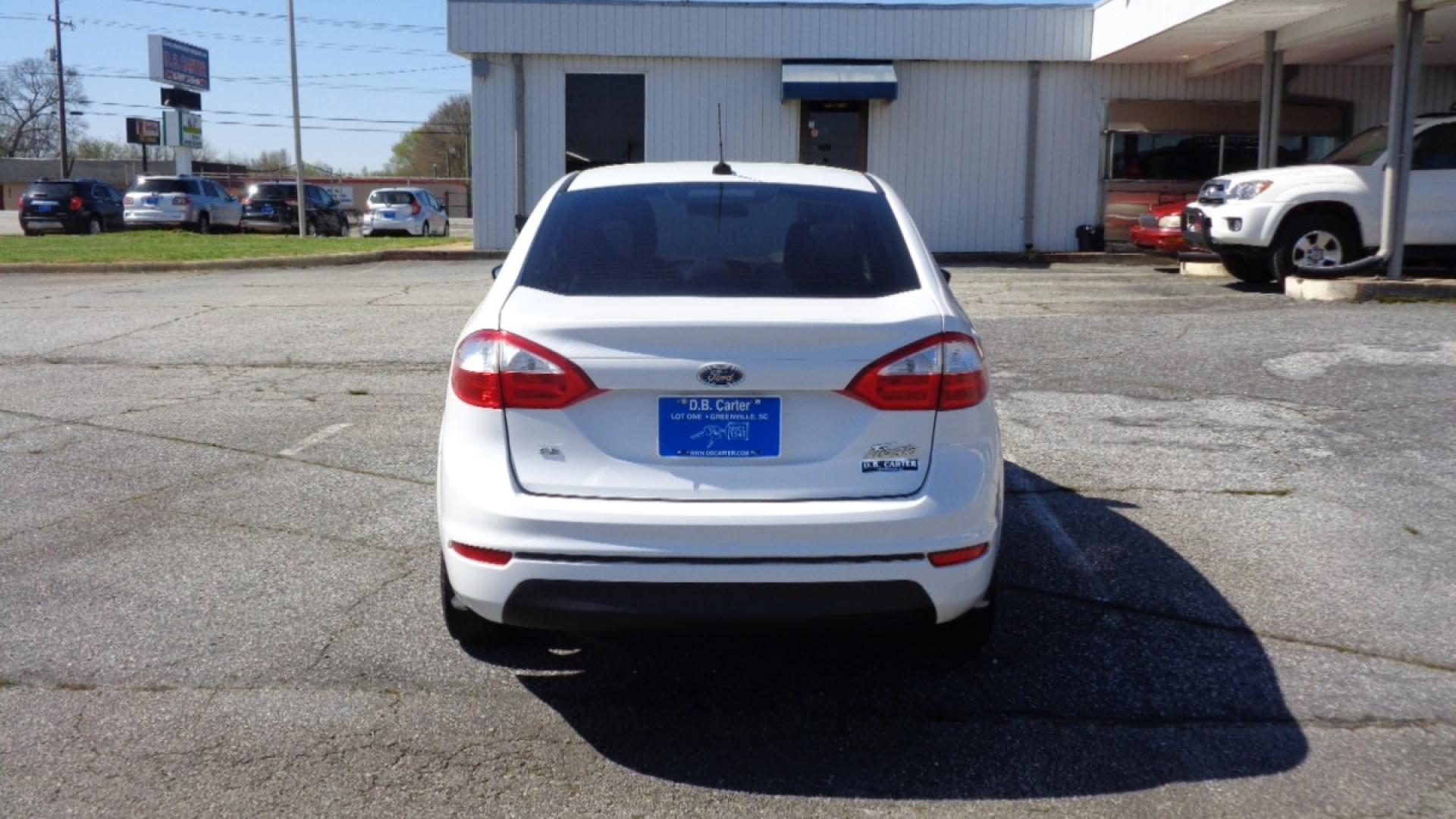 2017 WHITE /TAN Ford Fiesta SE Sedan (3FADP4BJ1HM) with an 1.6L L4 DOHC 16V engine, AUTOMATIC transmission, located at 2812 White Horse Road, Greenville, SC, 29611, (864) 269-1711, 34.808655, -82.434776 - Photo#4