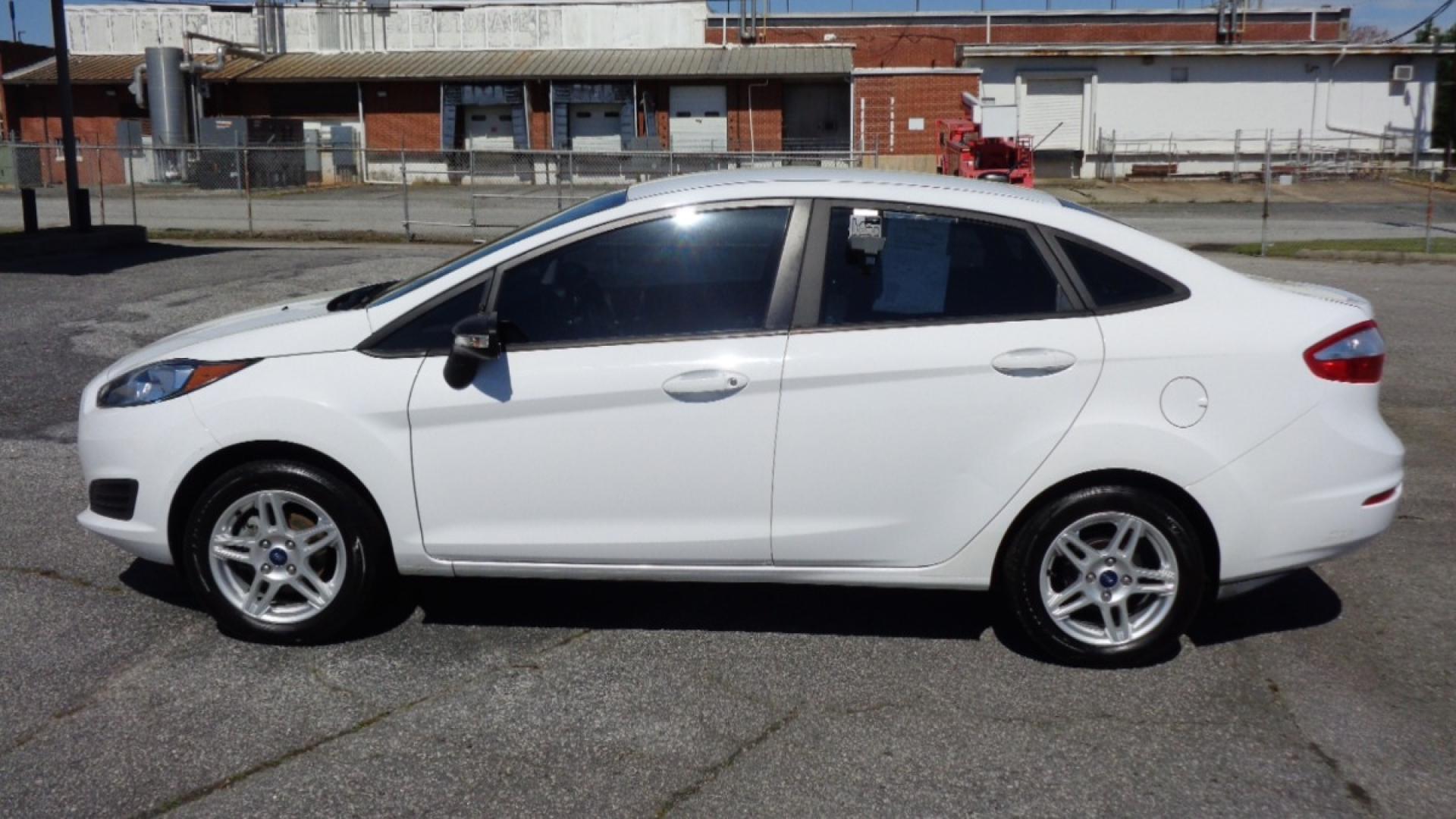 2017 WHITE /TAN Ford Fiesta SE Sedan (3FADP4BJ1HM) with an 1.6L L4 DOHC 16V engine, AUTOMATIC transmission, located at 2812 White Horse Road, Greenville, SC, 29611, (864) 269-1711, 34.808655, -82.434776 - Photo#5