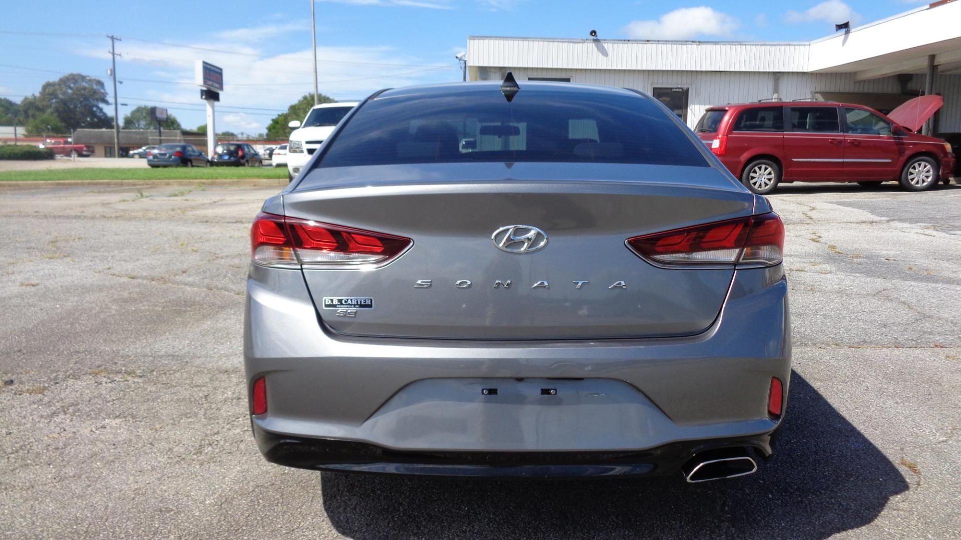 2018 GRAY /GRAY Hyundai Sonata SE (5NPE24AF4JH) with an 2.4L L4 DOHC 16V engine, 7A transmission, located at 2812 White Horse Road, Greenville, SC, 29611, (864) 269-1711, 34.808655, -82.434776 - Photo#4