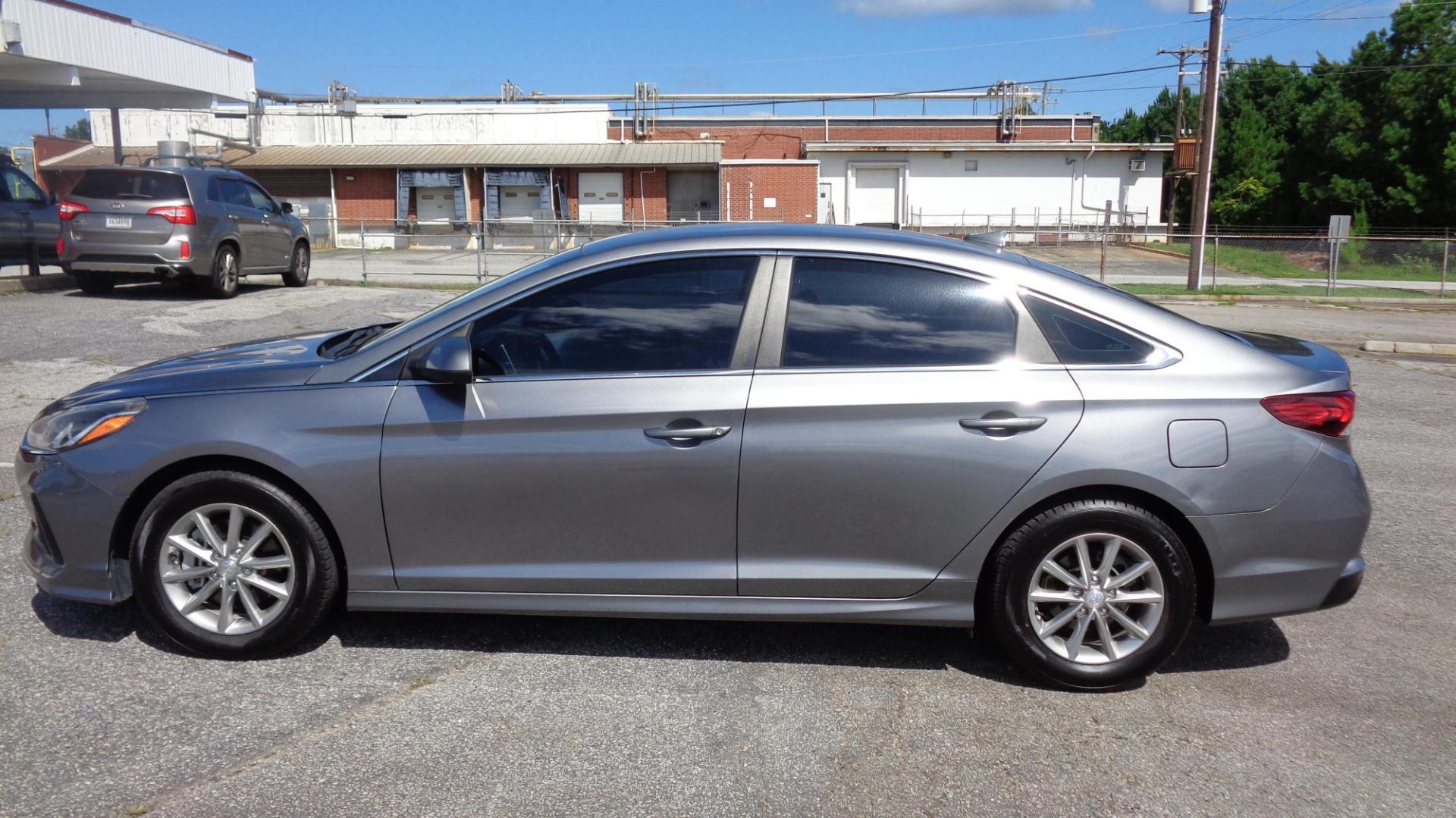 2018 GRAY /GRAY Hyundai Sonata SE (5NPE24AF4JH) with an 2.4L L4 DOHC 16V engine, 7A transmission, located at 2812 White Horse Road, Greenville, SC, 29611, (864) 269-1711, 34.808655, -82.434776 - Photo#5