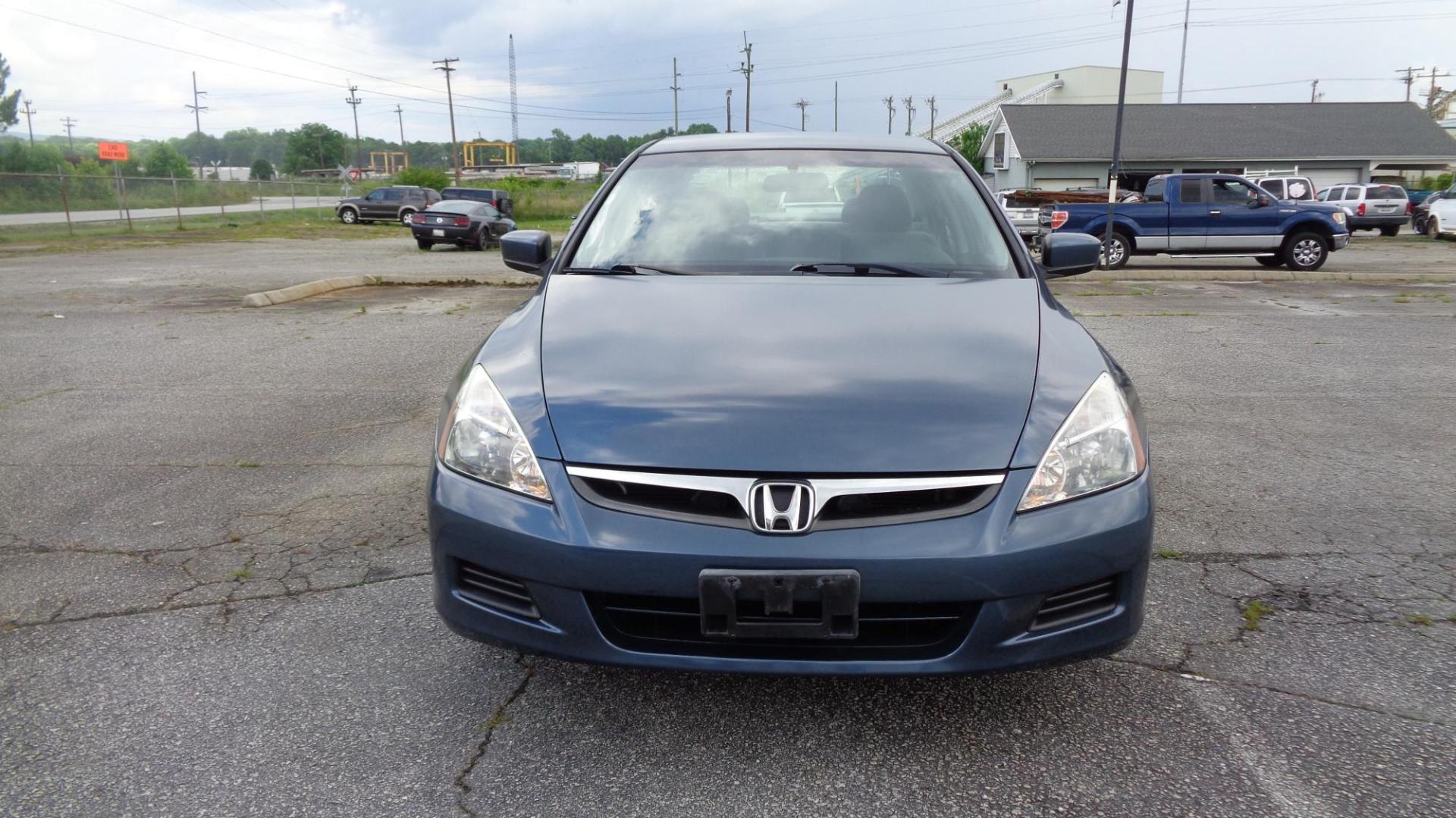 2007 Honda Accord SE Sedan AT (JHMCM56377C) with an 2.4L L4 DOHC 16V engine, 5-Speed Automatic Overdrive transmission, located at 2812 White Horse Road, Greenville, SC, 29611, (864) 269-1711, 34.808655, -82.434776 - Photo#0