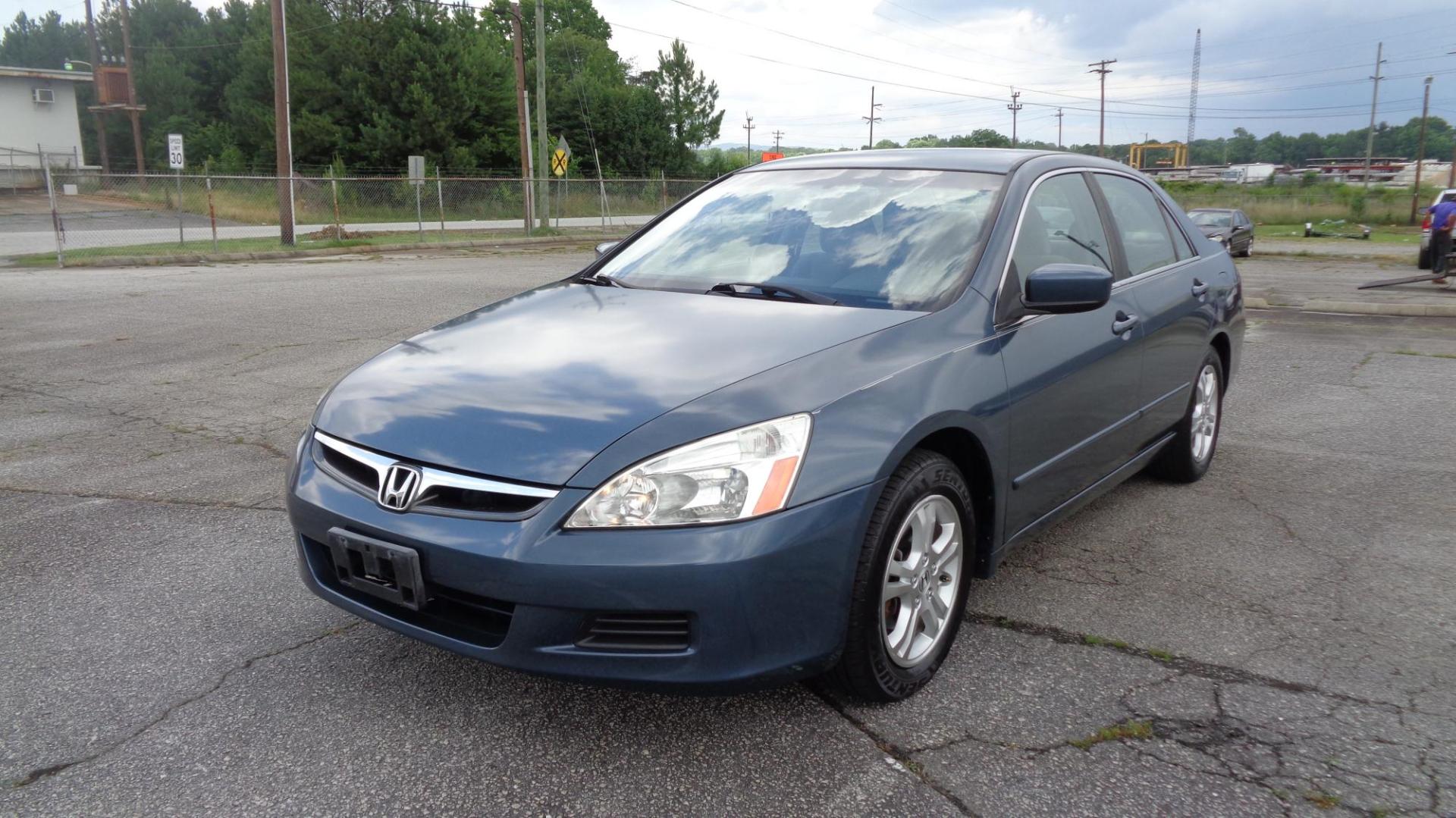 2007 Honda Accord SE Sedan AT (JHMCM56377C) with an 2.4L L4 DOHC 16V engine, 5-Speed Automatic Overdrive transmission, located at 2812 White Horse Road, Greenville, SC, 29611, (864) 269-1711, 34.808655, -82.434776 - Photo#1