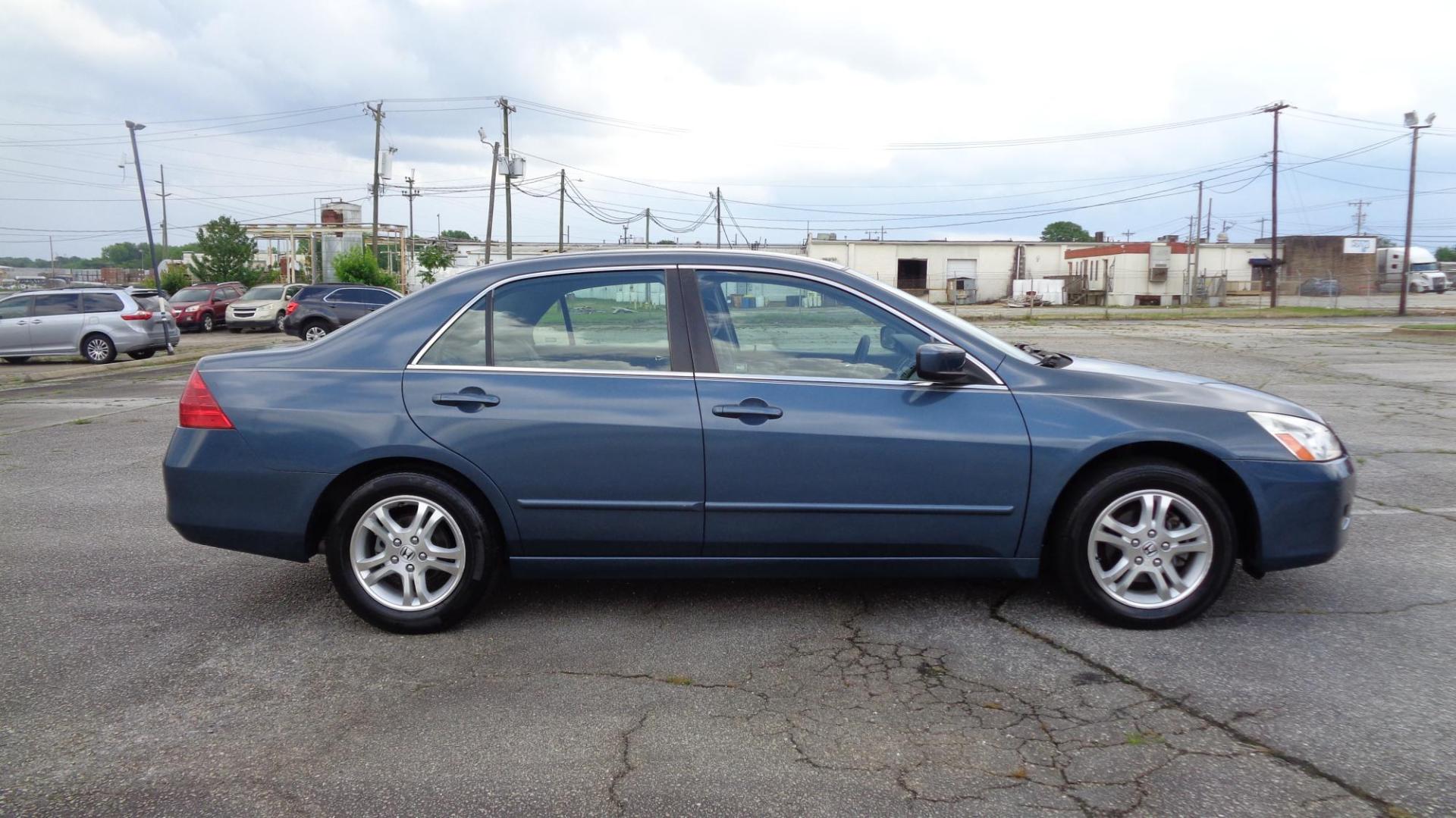 2007 Honda Accord SE Sedan AT (JHMCM56377C) with an 2.4L L4 DOHC 16V engine, 5-Speed Automatic Overdrive transmission, located at 2812 White Horse Road, Greenville, SC, 29611, (864) 269-1711, 34.808655, -82.434776 - Photo#2