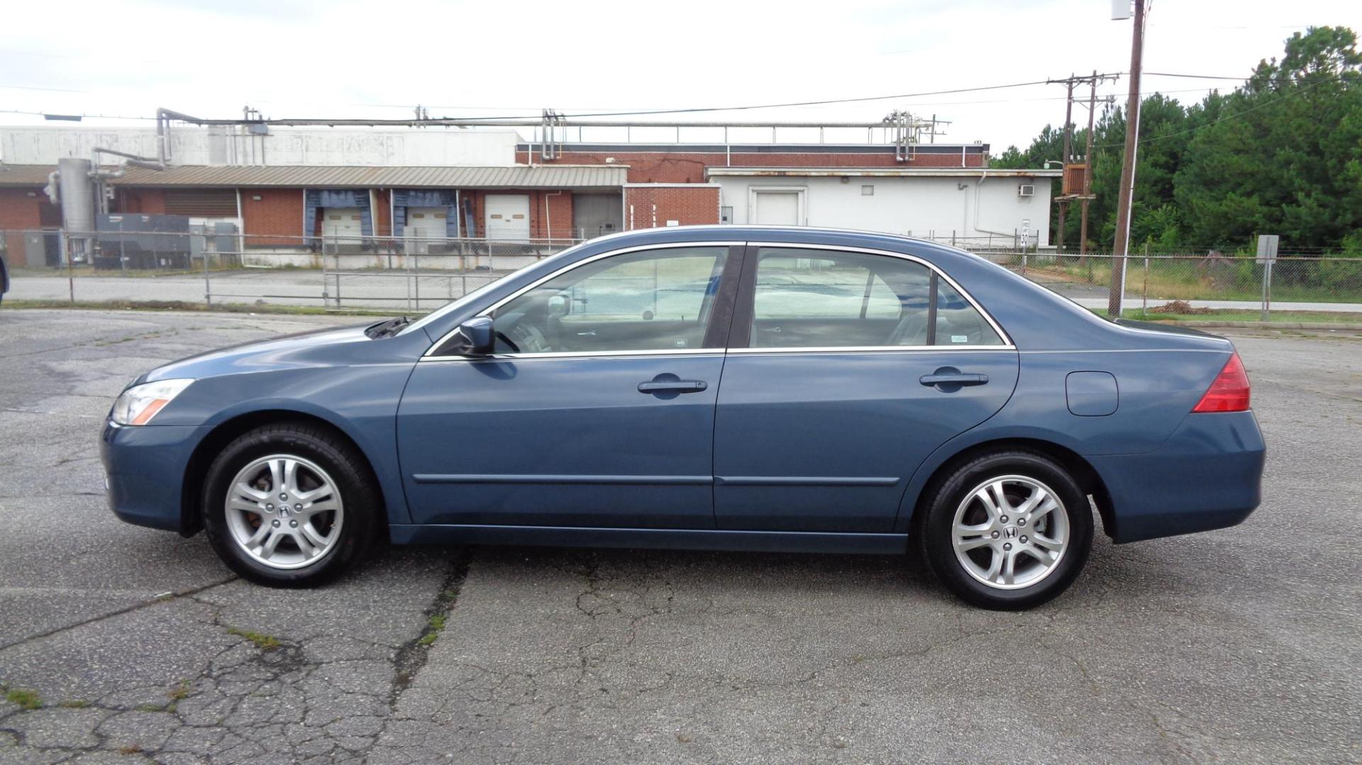 2007 Honda Accord SE Sedan AT (JHMCM56377C) with an 2.4L L4 DOHC 16V engine, 5-Speed Automatic Overdrive transmission, located at 2812 White Horse Road, Greenville, SC, 29611, (864) 269-1711, 34.808655, -82.434776 - Photo#3