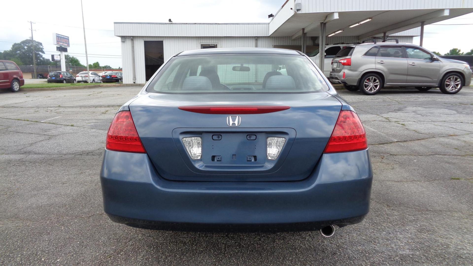 2007 Honda Accord SE Sedan AT (JHMCM56377C) with an 2.4L L4 DOHC 16V engine, 5-Speed Automatic Overdrive transmission, located at 2812 White Horse Road, Greenville, SC, 29611, (864) 269-1711, 34.808655, -82.434776 - Photo#4